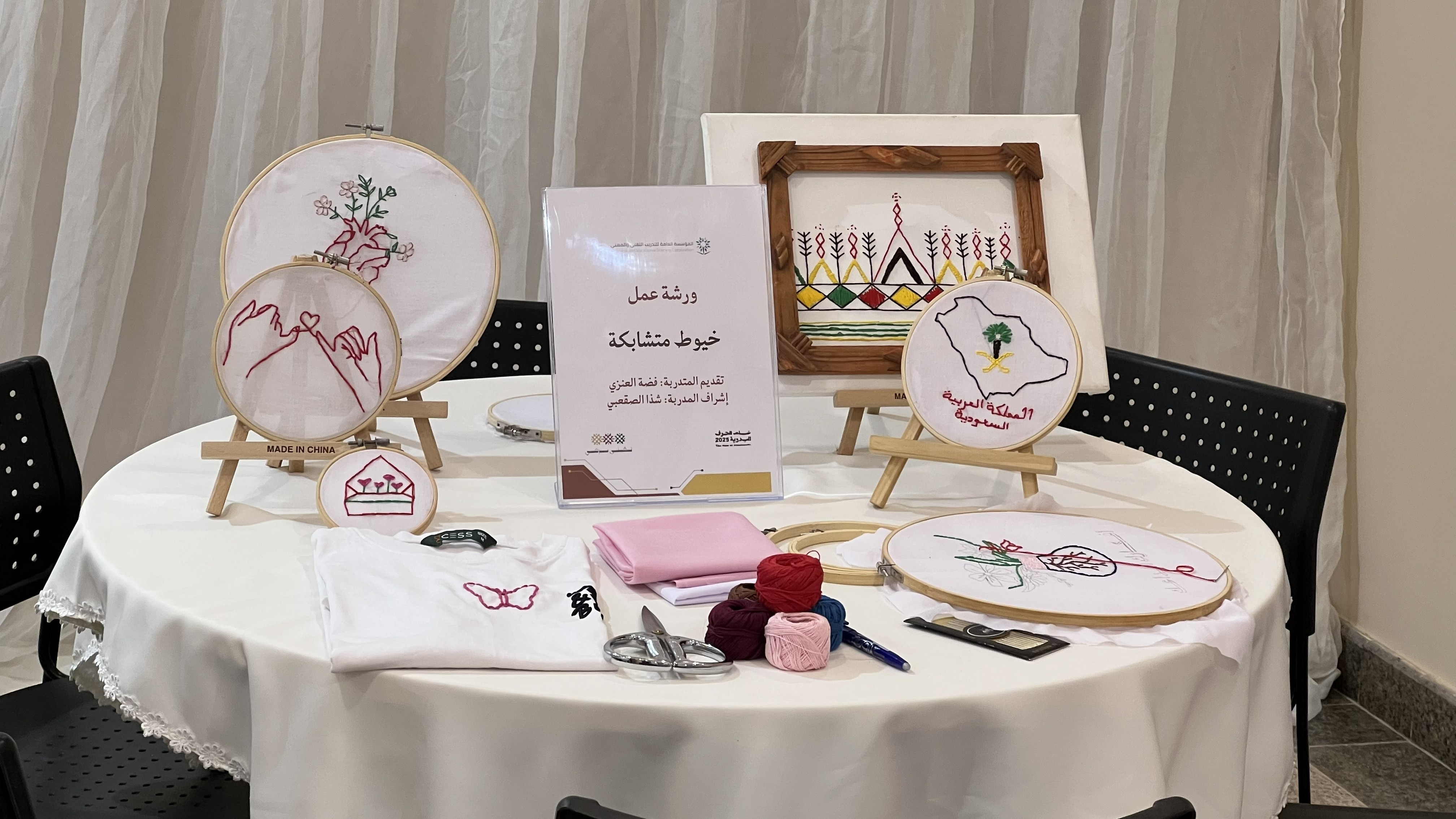 أحد أعمال متدربات الكلية3.jpeg